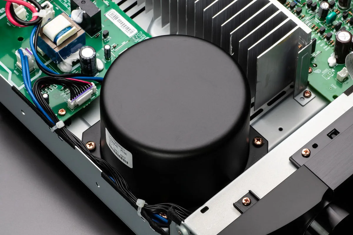 Intérieur Marantz PM6007 transformateur torique condensateurs 12000µF alimentation