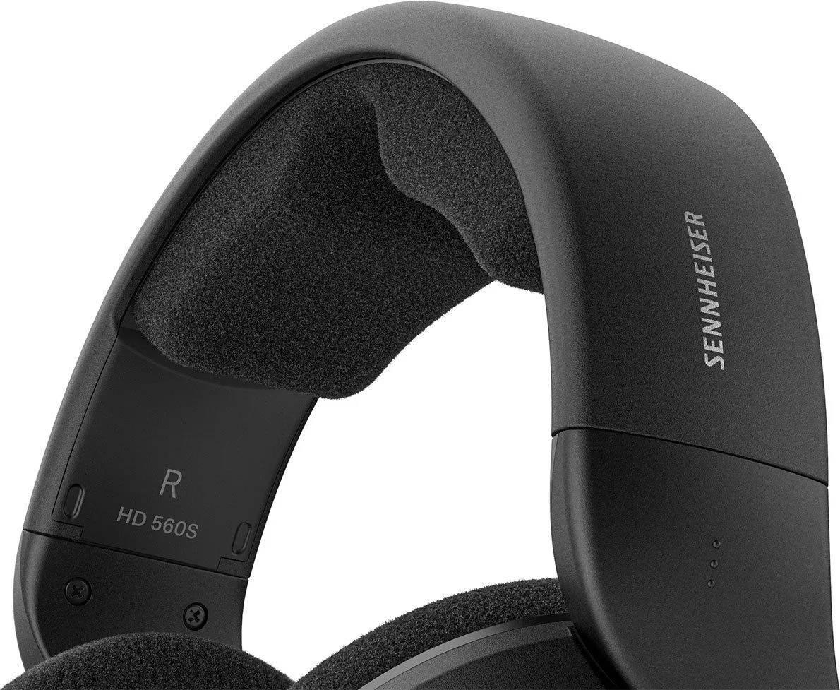 Arceau du Sennheiser HD 560S en gros plan — mousse de rembourrage velours et mécanisme d'ajustement, confort longue durée