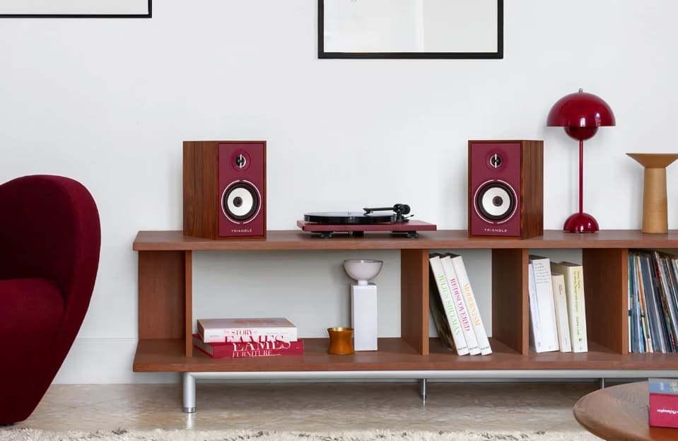 Triangle Borea BR03 Connect rouge Burgundy dans un décor intérieur avec platine vinyle — lifestyle HiFi
