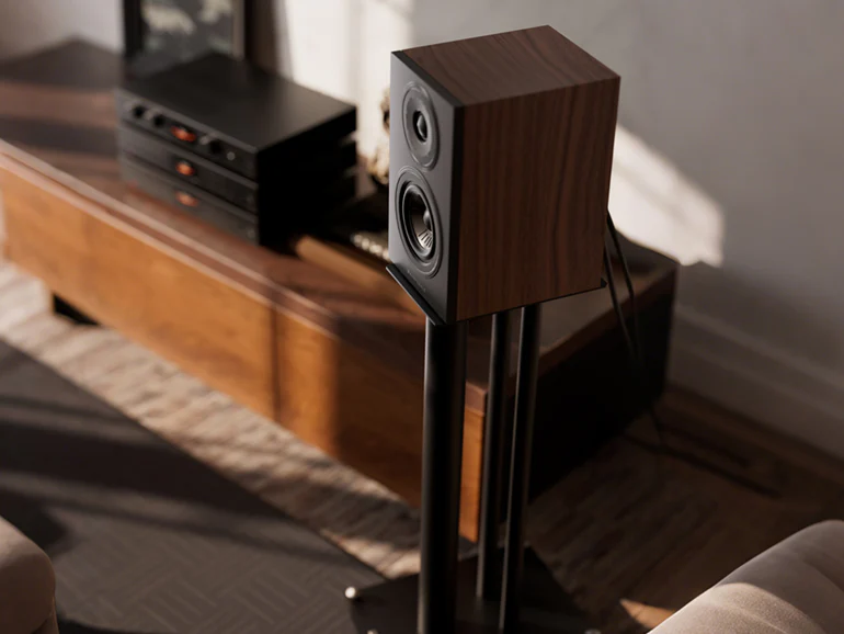 Wharfedale Diamond 12.1i sur pieds dans un salon — placement idéal standmount