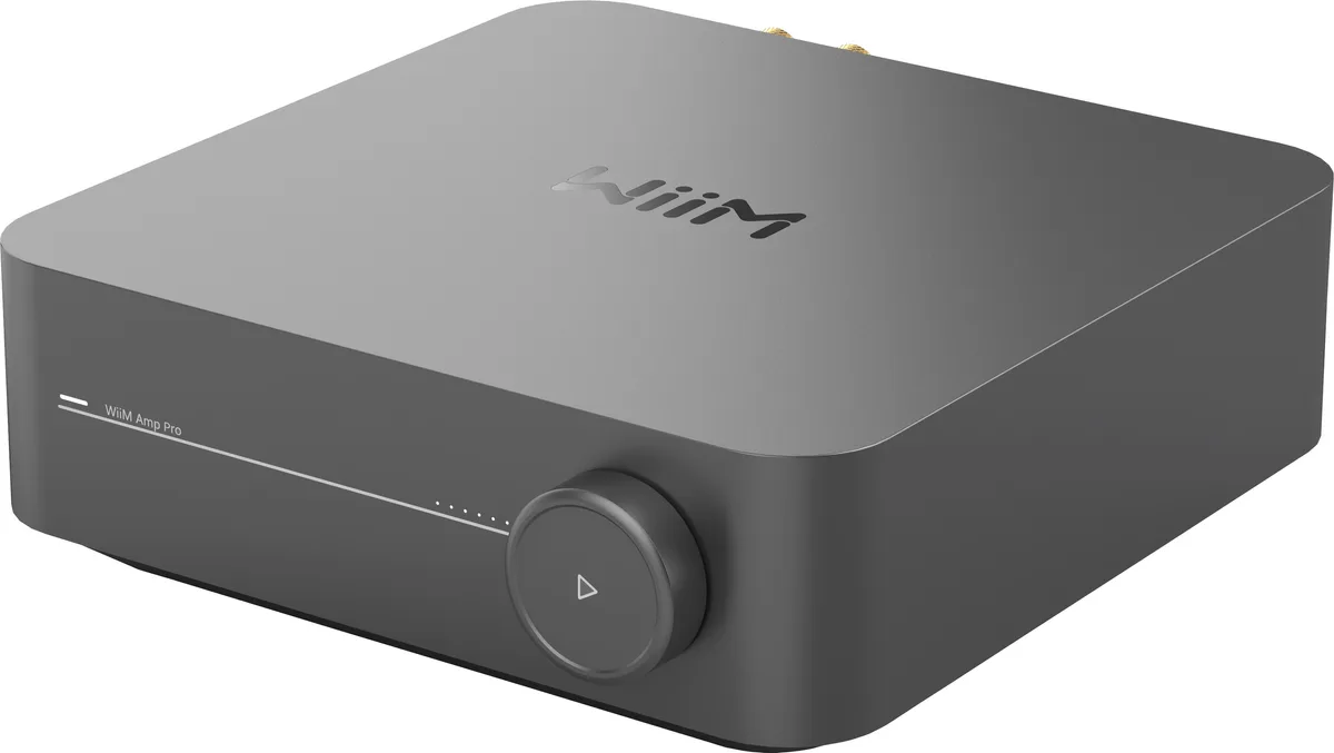 WiiM Amp Pro amplificateur connecté Classe D TPA3255 vue de face et côté aluminium