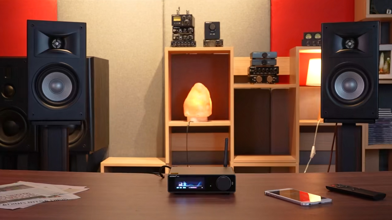 Aiyima A80 sur bureau avec enceintes — test setup LabelHiFi 2026