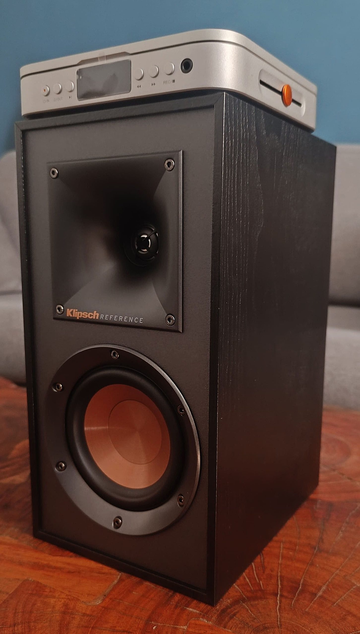 Fosi Audio Merak posé sur une enceinte Klipsch R-41M sans grille — comparaison de taille format compact