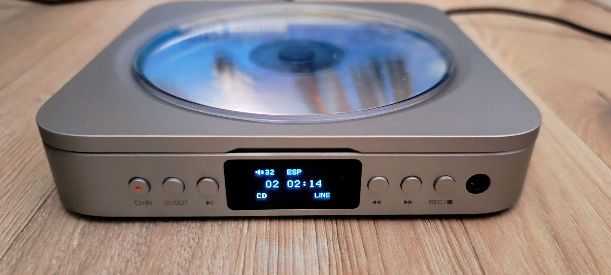 Fosi Audio Merak vue de face allumé en fonctionnement — écran OLED et lecture CD