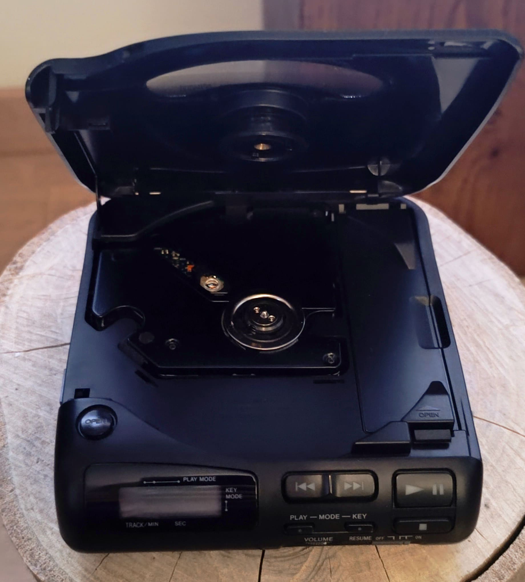 Sony D-800K CarDiscman capot ouvert — mécanisme optique KSM-162AAN et plateau de lecture, 36 ans après sa sortie