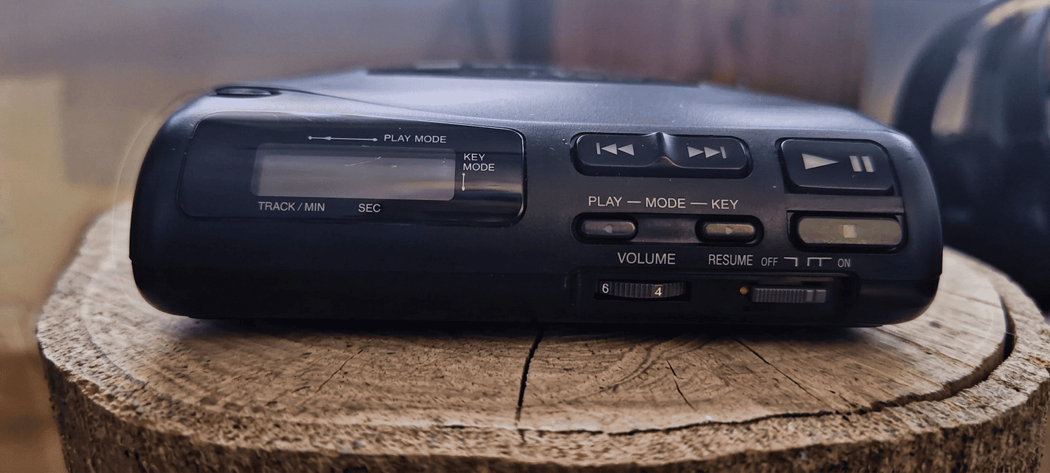 Sony D-800K CarDiscman posé de face — boutons rouges et boîtier gris anthracite, lecteur CD portable 1989
