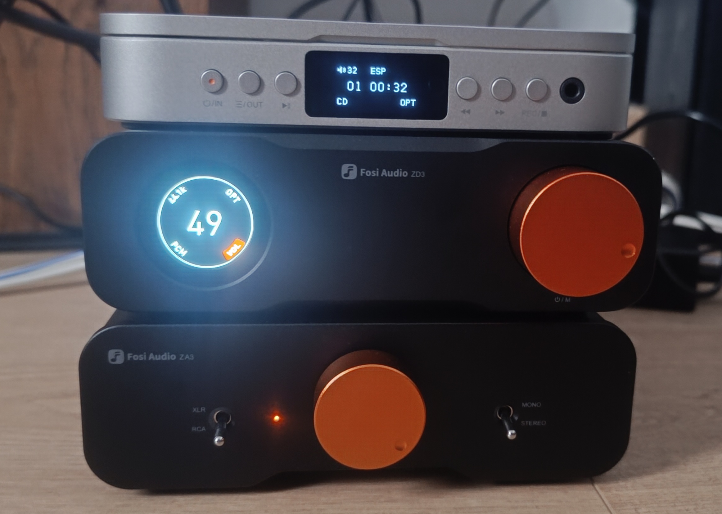 Setup complet Fosi Audio — ZA3 + ZD3 + Merak en stack, boutons orange alignés, châssis aluminium noir