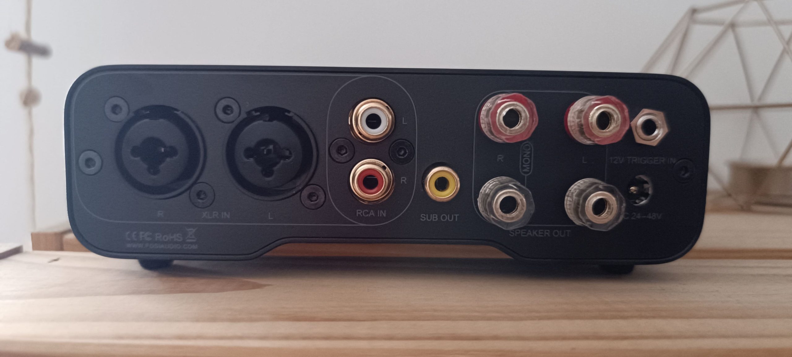 Fosi Audio ZA3 vue arrière — connectique XLR/TRS combo, RCA, trigger 12V, sortie sub, bornes haut-parleurs