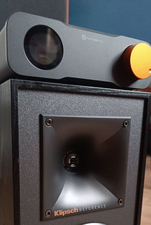Fosi Audio ZD3 posé sur une enceinte Klipsch R-41M — test terrain en configuration bureau, Provence juin 2026