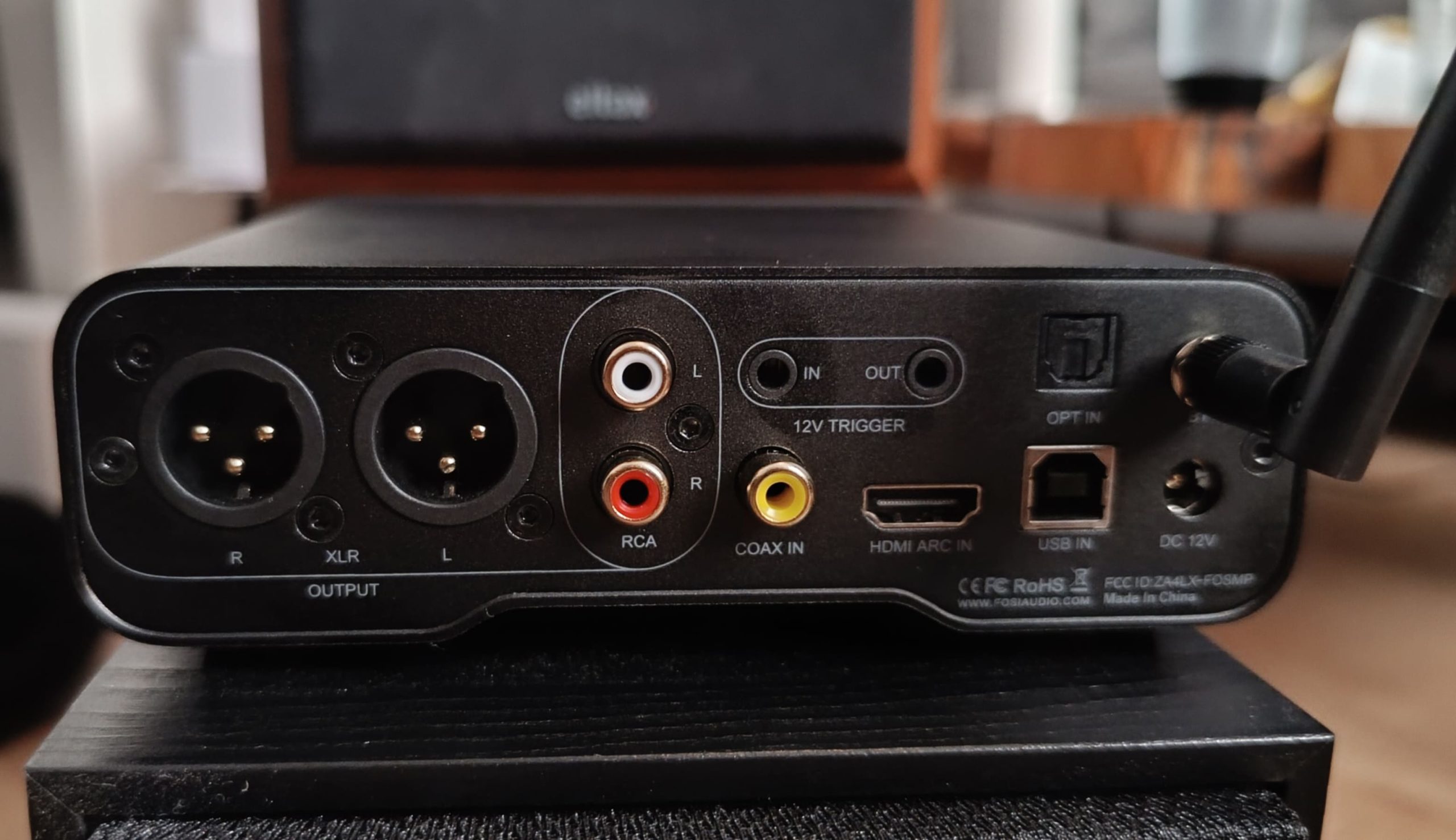 Fosi Audio ZD3 vue arrière — connectique complète : XLR, RCA, HDMI ARC, USB-B, optique, coaxial, trigger 12V, antenne Bluetooth